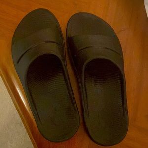 OOFOS Black Men’s Sandals